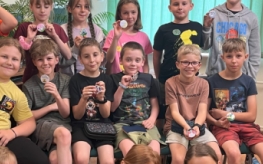 Przypinki pełne wyobraźni – warsztaty plastyczne z klasą III