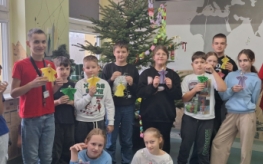 Piątoklasiści tworzą świąteczne aniołki