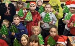 Trzecioklasiści na świątecznym spotkaniu w bibliotece