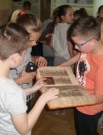Uczniowie z Wilkowyi na Wystawie Biblii